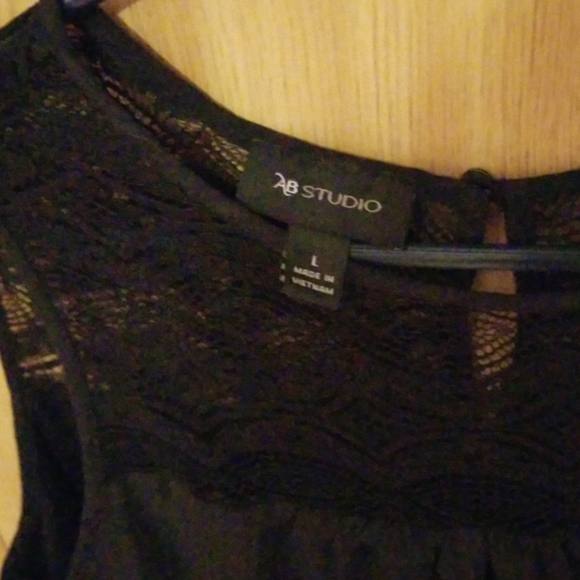 Lace yoke camisole tank - Picture 2 of 3